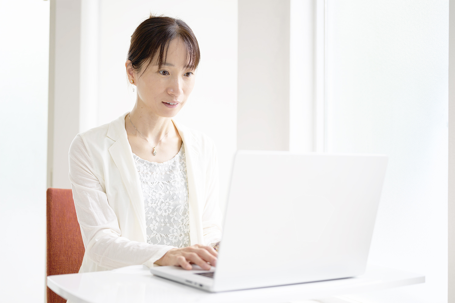 看護師/助産師歴20年以上の心理セラピスト関谷陽子が流産・中絶の罪悪感、子どもの不登校の悩みなど自分を責めてしまう女性の心をケアします｜Bright future. | FRONT